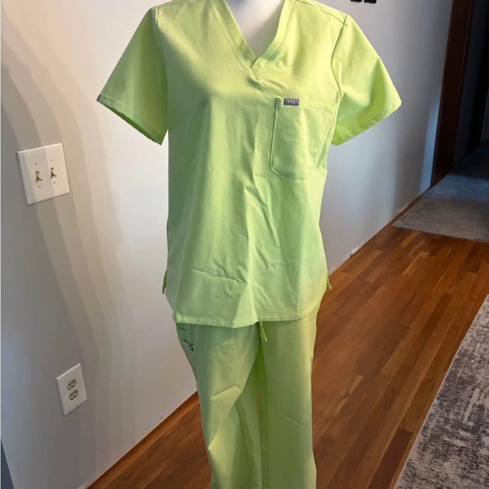 Figs Women's Scrub Set in Light Green